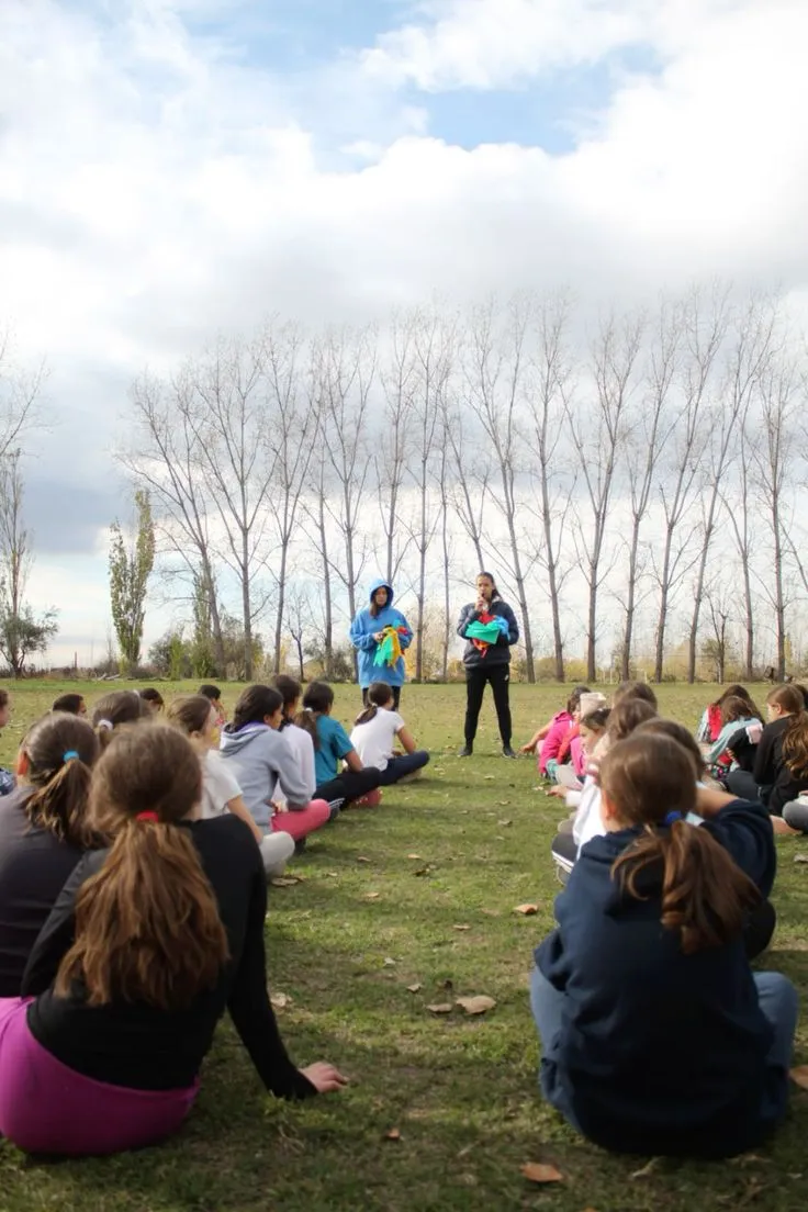 Chicos reunidos al aire libre durante una actividad grupal