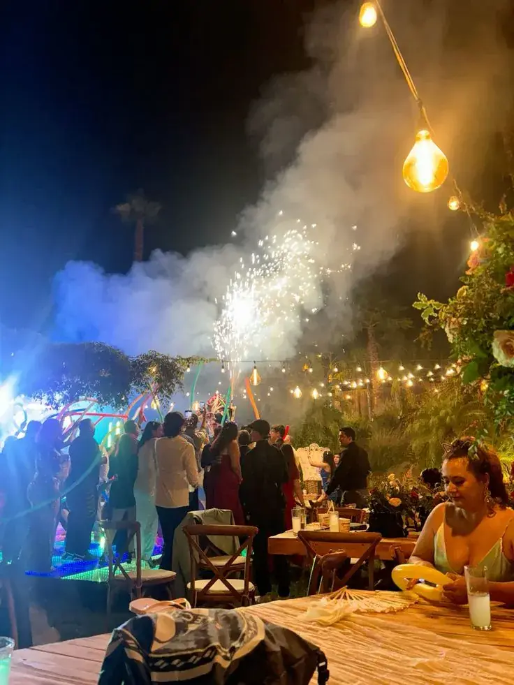Celebración nocturna de un cumpleaños de 50 con juegos, luces y animación