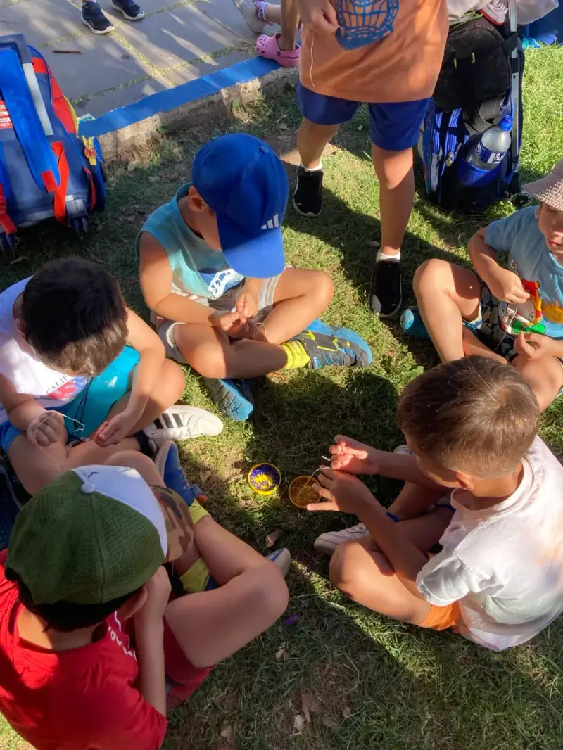Niñas y niños realizando una actividad creativa al aire libre