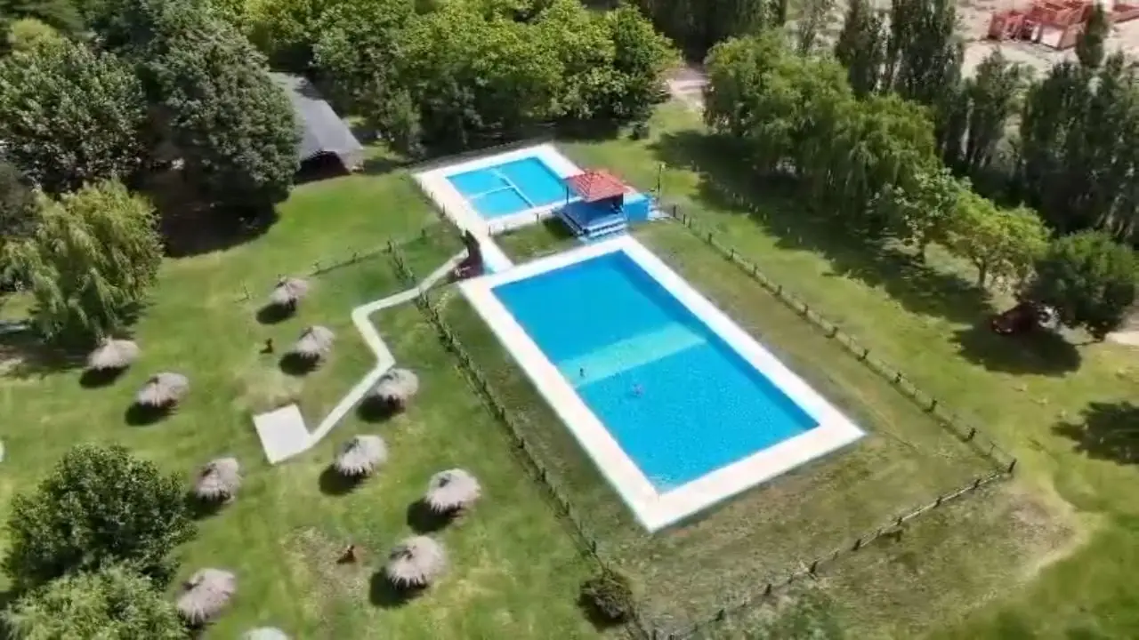 Vista de las piletas y los espacios verdes